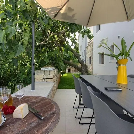 Irma Comfortable Holiday Vila Golaš